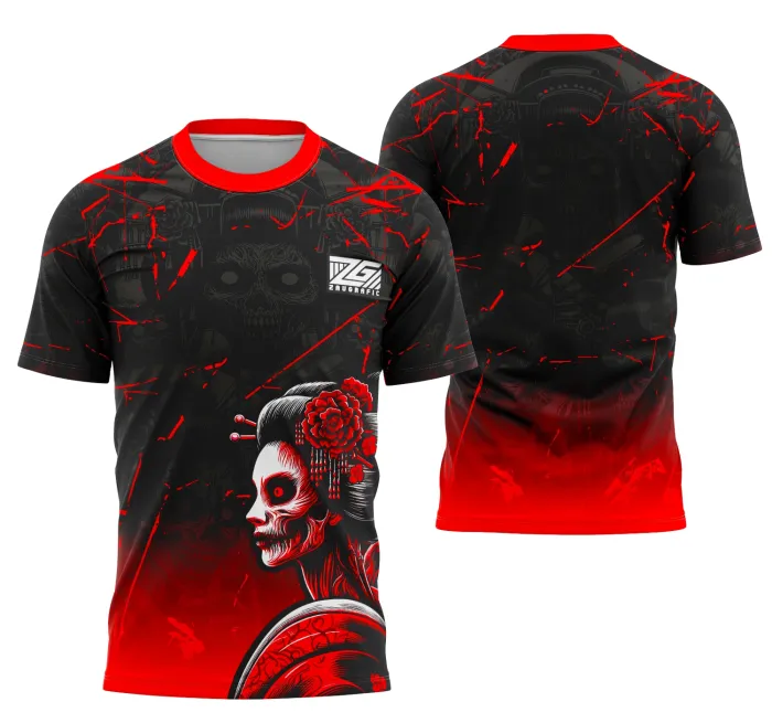 Camiseta unissex preta com logo no peito e estampa grande nas costas mostrando uma gueixa japonesa tradicional, design elegante e cultural.