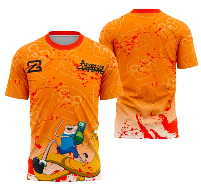 Camiseta unissex preta com logo no peito e estampa grande nas costas inspirada em Interclasse Hora De Aventura, design moderno e vibrante, ideal para fãs e eventos temáticos.