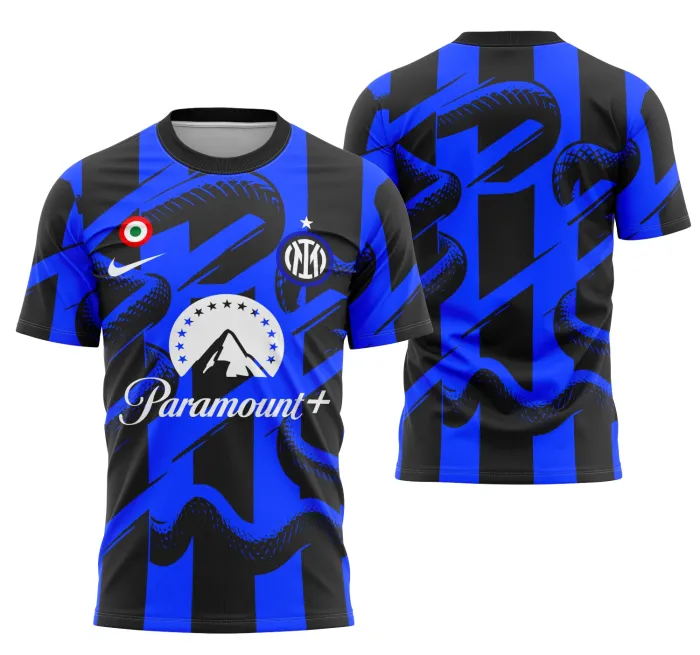 Camiseta unissex preta com logo no peito e estampa grande nas costas do Inter de Milão em estilo fantasia, ideal para fãs e eventos temáticos.