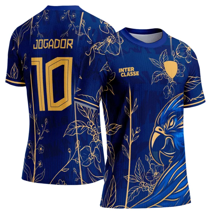Camiseta unissex preta com logo no peito e estampa grande nas costas de Arara colorida em estilo vibrante e moderno