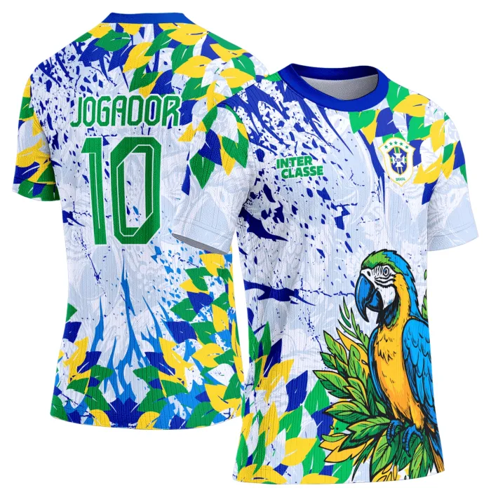 Camiseta unissex preta com logo no peito e estampa grande nas costas, destacando o tema Brasil Arara, perfeita para uso em eventos e turmas escolares.