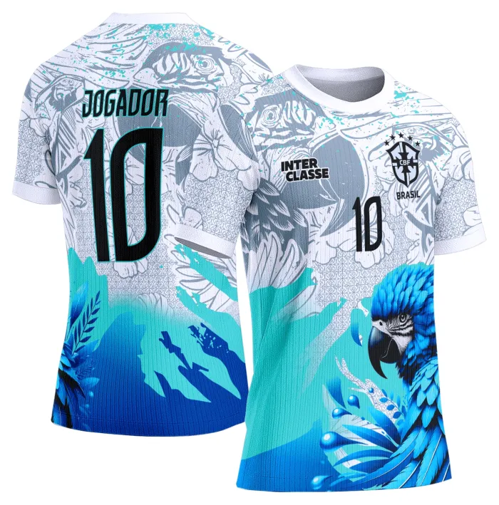 Camiseta unissex preta com logo no peito e estampa grande nas costas de papagaio azul vibrante, ideal para turmas e eventos escolares.