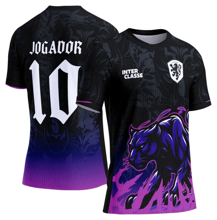 Camiseta unissex preta com logo no peito e estampa grande nas costas, destacando o modelo 883 Pantera em design marcante e moderno ideal para uso casual e eventos.