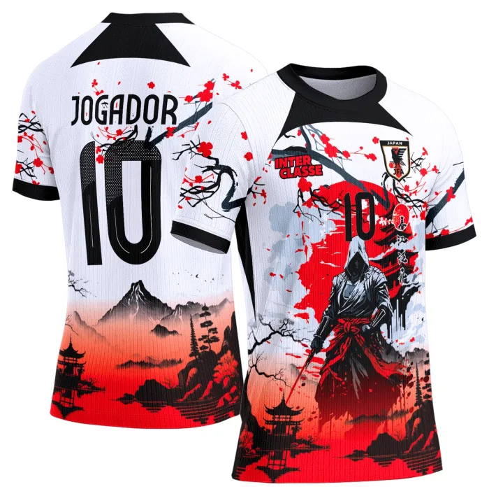 Camiseta unissex preta com logo no peito e estampa grande nas costas com tema Samurai, estilo Japão feudal, ideal para fãs de cultura japonesa.