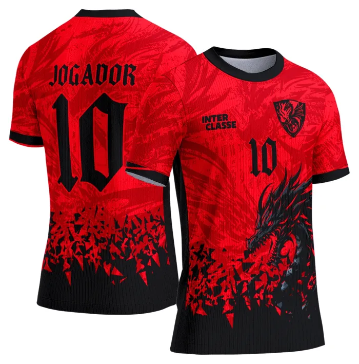 Camiseta unissex preta com logo no peito e estampa grande nas costas mostrando dragão poderoso no modelo 895 interclasse, ideal para quem busca estilo marcante e moderno.