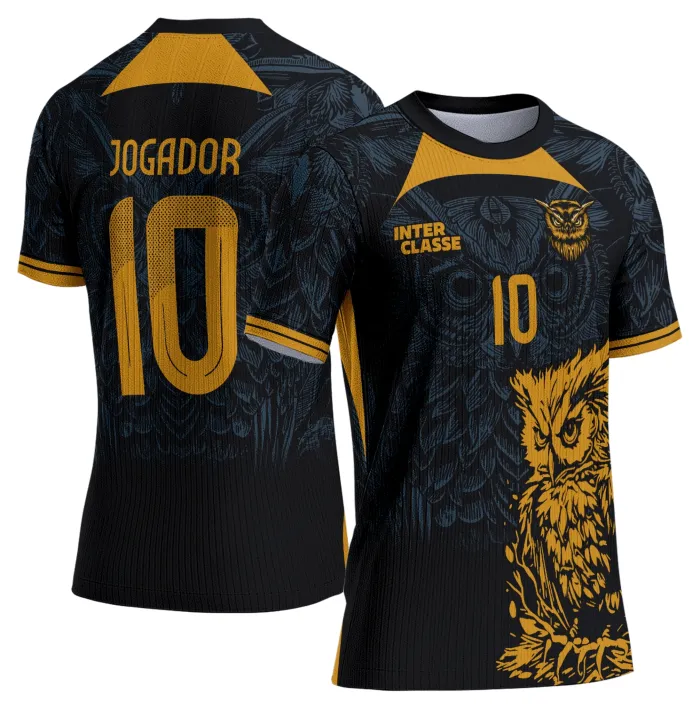 Camiseta unissex preta com logo no peito e estampa grande nas costas mostrando uma coruja detalhada, tema Coruja que remete à sabedoria e estilo urbano moderno.