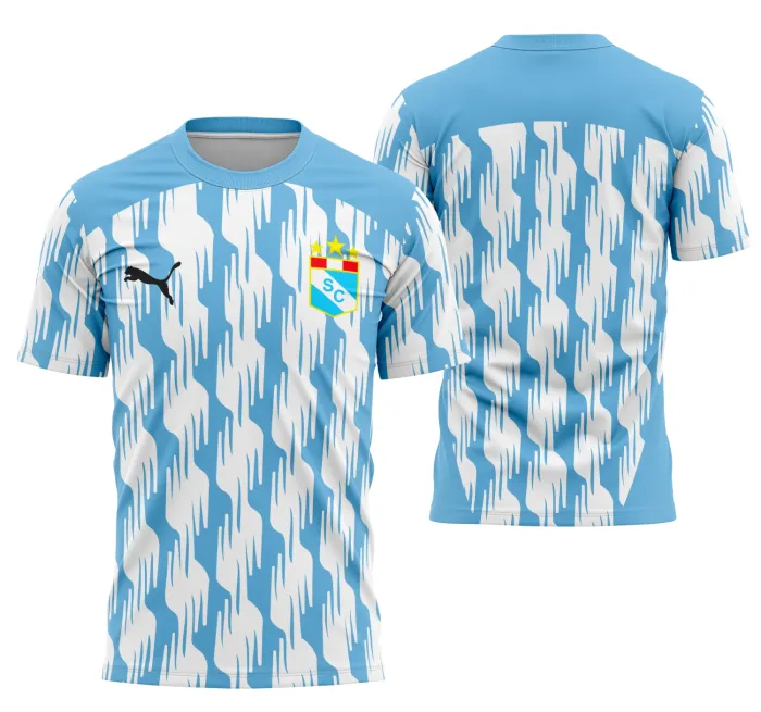 Camiseta unissex branca com logo no peito e estampa grande nas costas do Interclasse Pré-Jogo Sporting Cristal, design moderno e vibrante, perfeita para fãs do time e eventos esportivos.