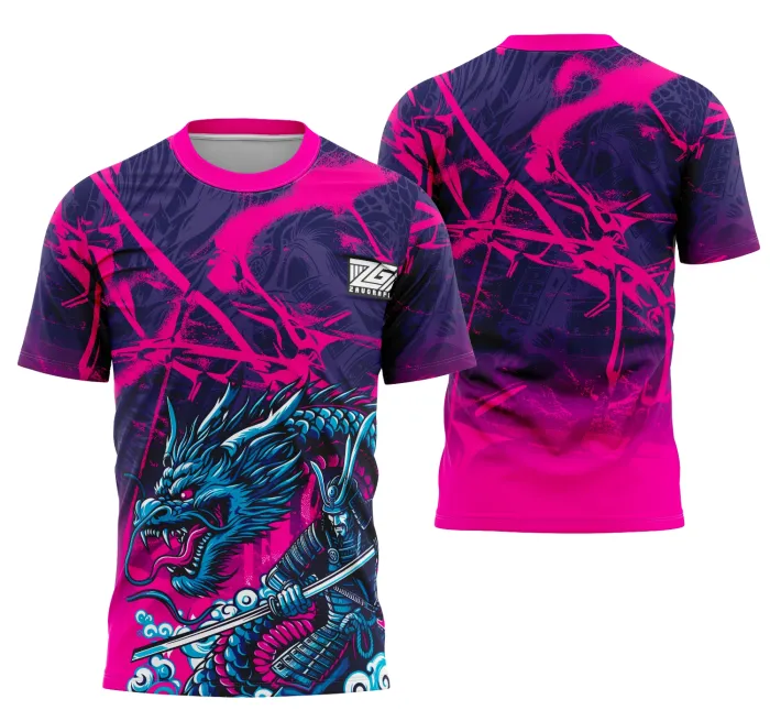 Camiseta unissex preta com logo no peito e estampa grande nas costas, com tema samurai japonês interclasse, ideal para usar em eventos ou no dia a dia.