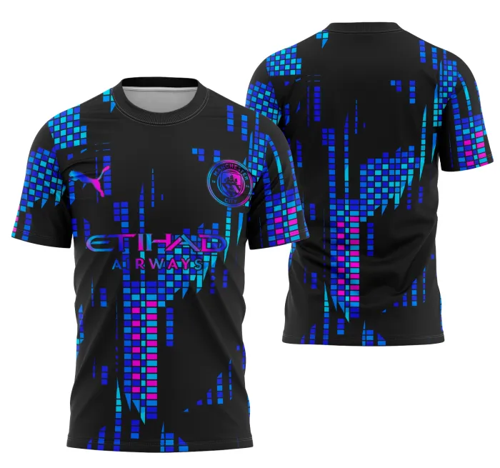 Camiseta unissex preta com logo no peito e estampa grande nas costas do terceiro conceito Manchester City 2025 em estilo interclasse.