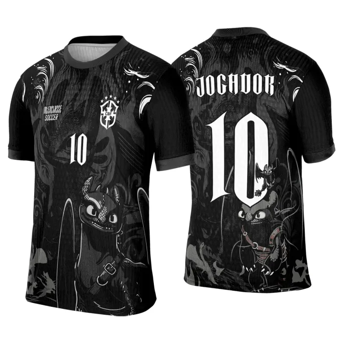 Camiseta unissex preta com logo no peito e estampa grande nas costas com tema Interclasse Treinar seu Dragão Banguela, perfeita para fãs e eventos escolares.