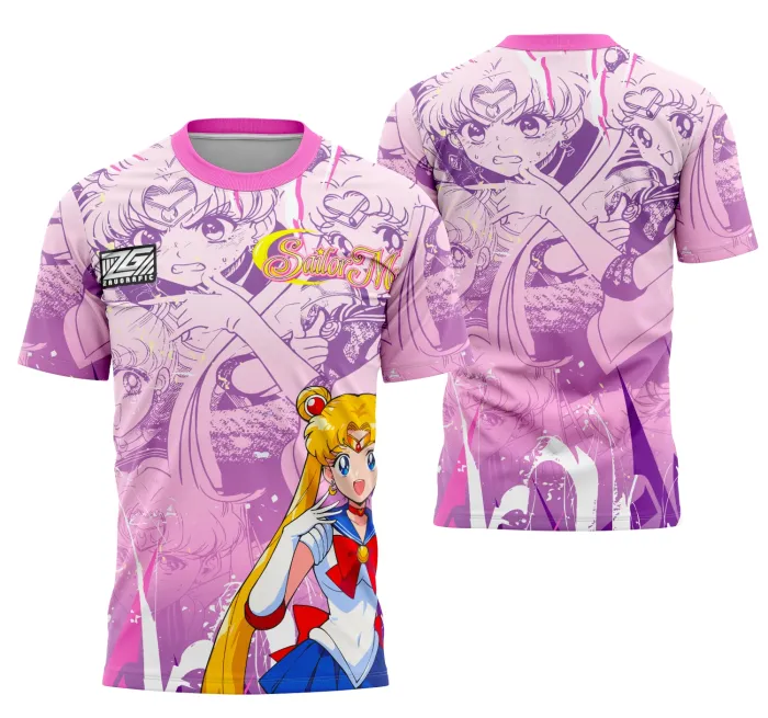 Camiseta unissex preta com logo no peito e estampa grande nas costas inspirada em Tsukino Usagi, ideal para fãs de interclasse e cultura pop.