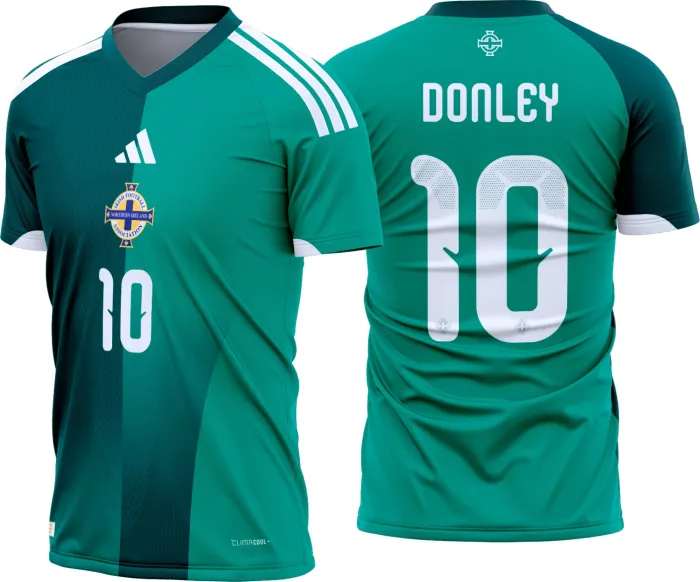 Camiseta unissex preta com logo no peito e estampa grande nas costas temática da Irlanda do Norte Titular 2026-28, design moderno e esportivo ideal para torcedores.