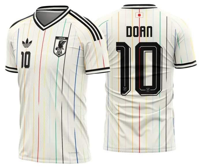 Camiseta unissex preta com logo no peito e estampa grande nas costas inspirada na camisa Japão Reserva 2026-28, ideal para fãs e colecionadores.