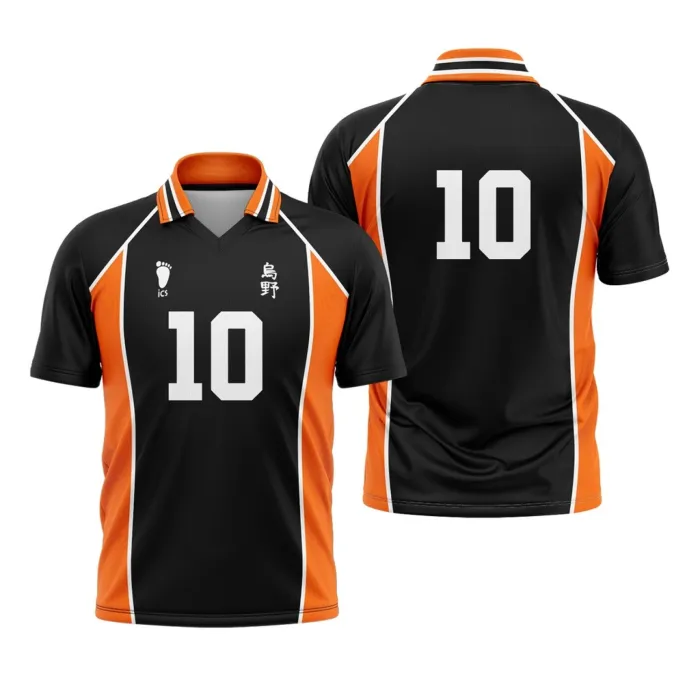 Camiseta unissex preta com logo no peito e estampa grande nas costas representando Karasuno High School, ideal para fãs do anime Haikyuu.