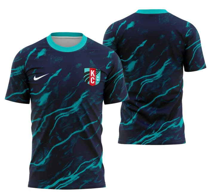 Camiseta unissex preta com logo no peito e estampa grande nas costas mostrando tema KC Current Pré Jogo 2025, estilo moderno e esportivo, perfeita para torcedores e fãs.