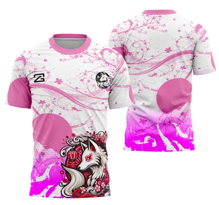 Camiseta unissex preta com logo no peito e estampa grande nas costas inspirado em Kitsune Interclasse, design marcante com estilo arrojado e moderno.