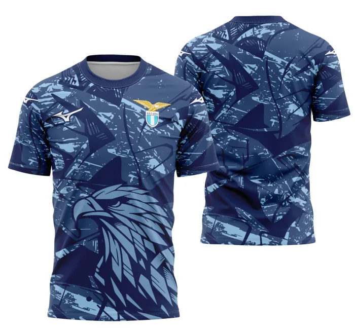 Camiseta unissex preta com logo no peito da Lazio e estampa grande nas costas com conceito 2026, destacando design moderno e esportivo para fãs do time.