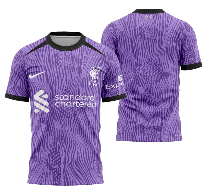 Camiseta unissex preta com logo no peito e estampa grande nas costas inspirada no Liverpool Alternativa 2023-2024, mostrando um estilo moderno e esportivo para torcedores.