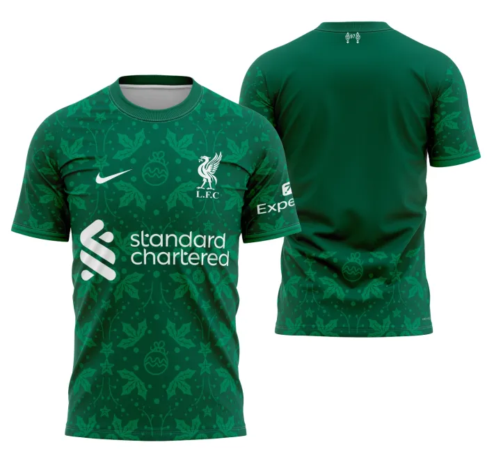 Camiseta unissex preta com logo no peito e estampa grande nas costas, tema Liverpool Christmas Concept 2023, perfeita para fãs do clube no clima natalino.