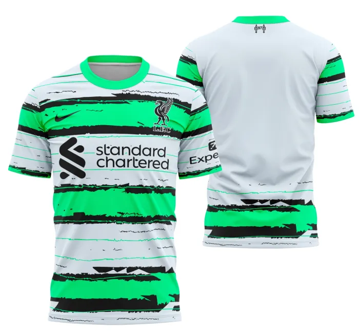 Foto de camiseta unissex preta com logo do Liverpool no peito e estampa grande nas costas destacando o conceito Liverpool 2023 moderno e estiloso.