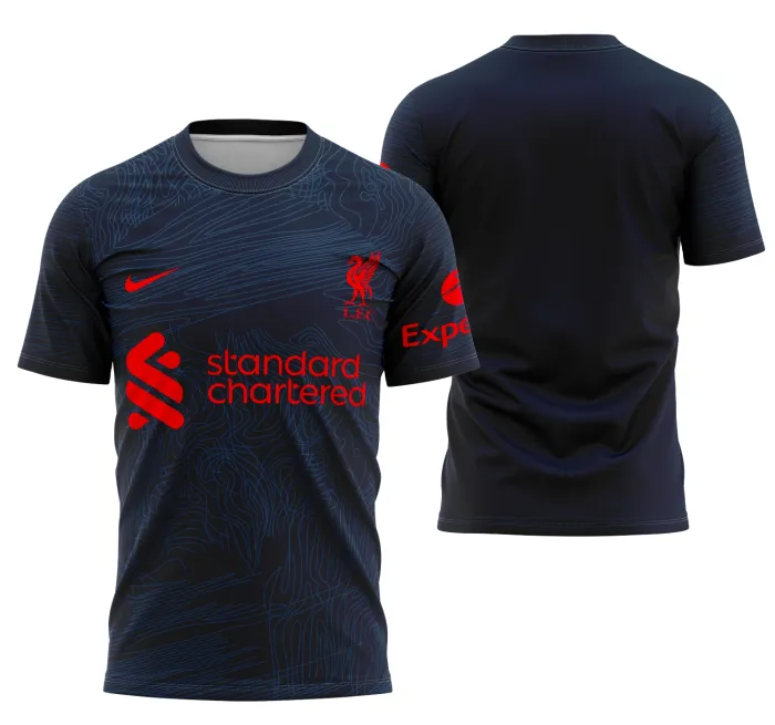 Camiseta preta unissex com logo no peito e estampa grande nas costas inspirada no Liverpool Concept 2023 Modelo 5, design moderno e esportivo para torcedores apaixonados.