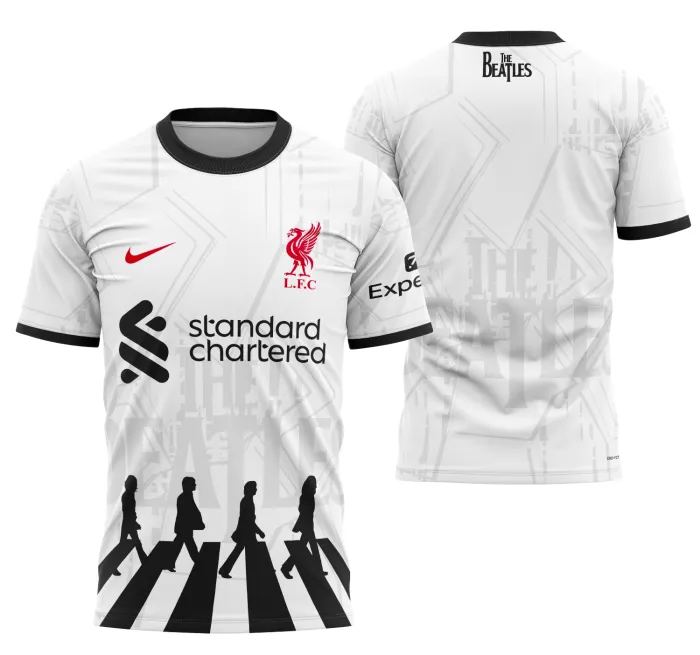 Camiseta unissex preta com logo no peito e estampa grande nas costas inspirada no Liverpool Concept 2024 Modelo 3, estilo moderno e elegante para fãs do futebol.