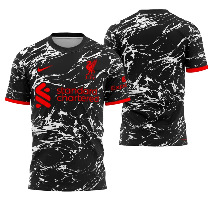 Camiseta unissex preta com logo no peito e estampa grande nas costas inspirada no Liverpool Concept 2025 Modelo 3, estilo moderno e esportivo, perfeita para torcedores e fãs.