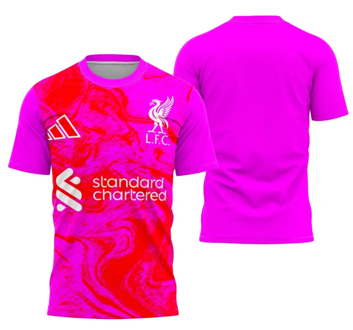 Camiseta unissex preta com logo no peito e estampa grande nas costas do Liverpool FC, perfeita para fãs do time e estilo urbano.