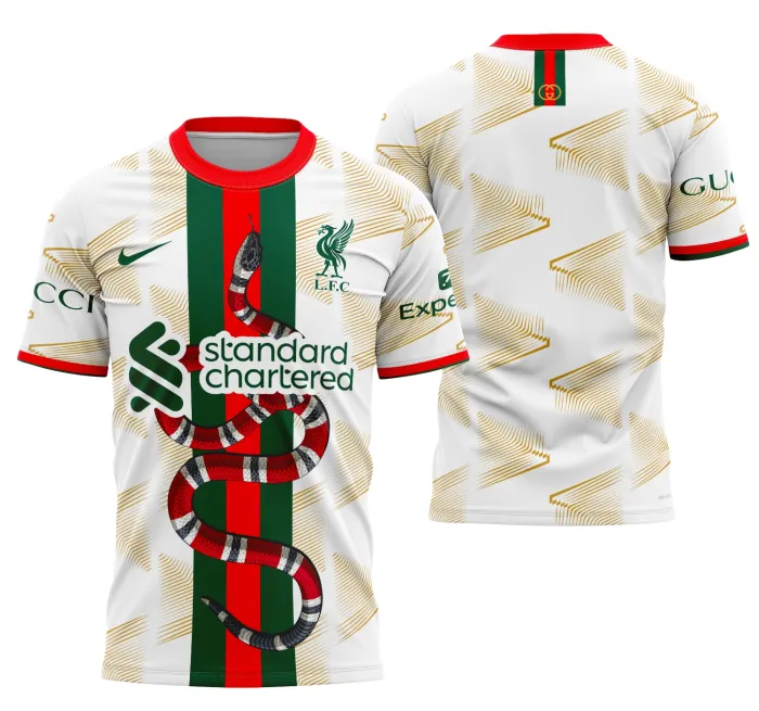 Camiseta unissex preta com logo no peito e estampa grande nas costas do tema Liverpool Gucci Concept 2024, visual moderno e estiloso para fãs de futebol e moda.
