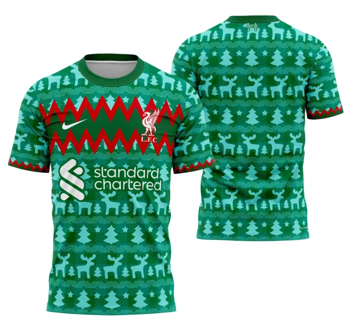 Camiseta unissex preta com logo no peito e estampa grande nas costas remetendo ao tema Liverpool Navidad Concept 2024, perfeita para ocasiões festivas e torcedores do time.