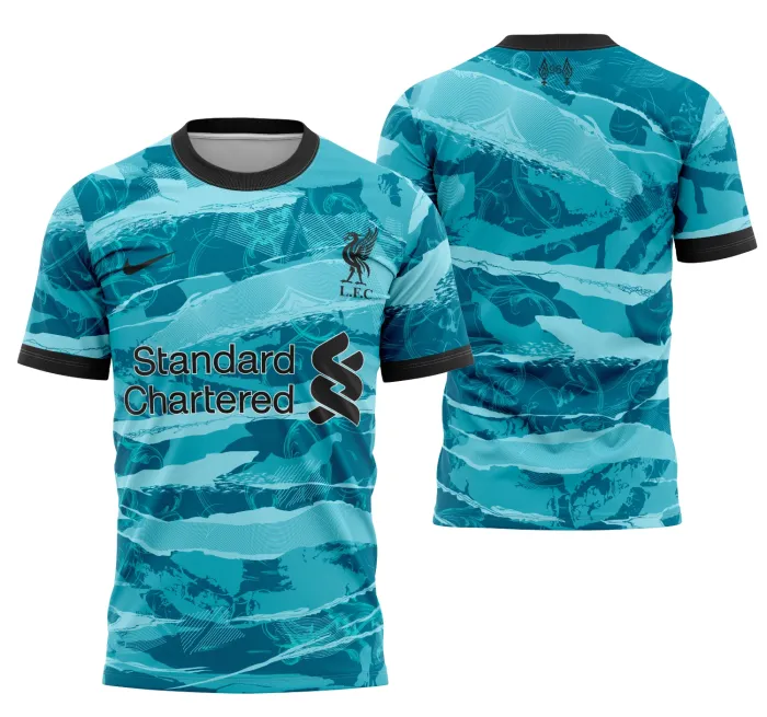 Camiseta unissex preta com logo no peito e estampa grande nas costas mostrando design Liverpool Visita 2020-2021, perfeita para fãs do time com visual moderno e marcante.