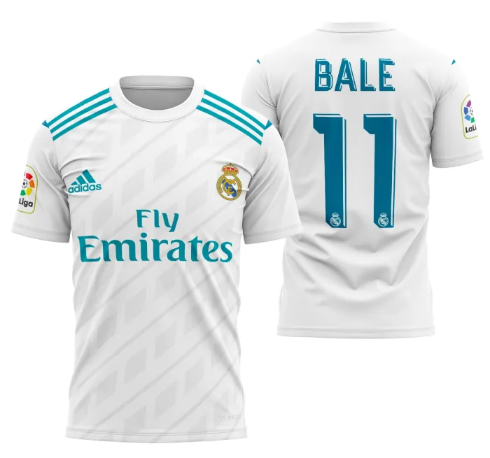 Camiseta unissex branca com logo no peito e estampa grande nas costas inspirada nos locais do Real Madrid 2017-2018, design moderno e vibrante.