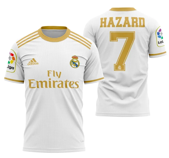 Camiseta unissex branca com logo no peito e estampa grande nas costas mostrando locais icônicos do Real Madrid 2019-2020, ideal para fãs do time e estilo esportivo.