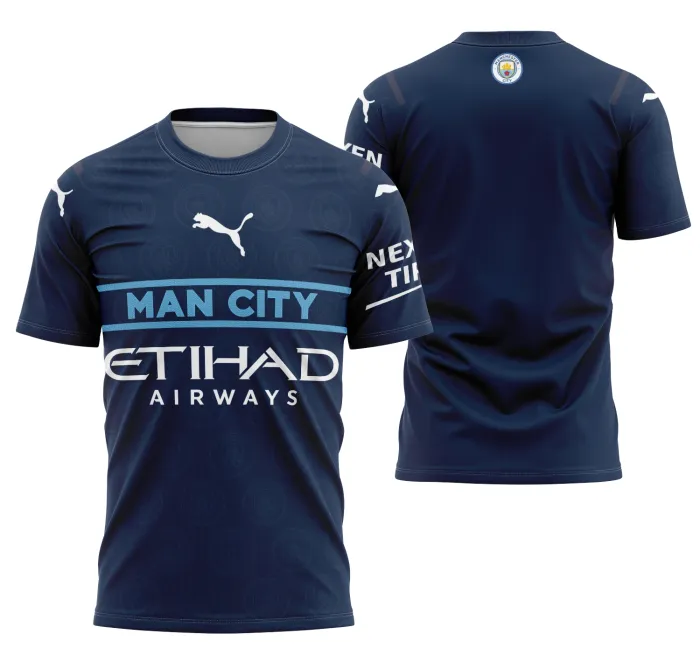 Camiseta unissex preta com logo no peito e estampa grande nas costas no tema Manchester City Alternativa 2021-2022, perfeita para fãs do futebol.