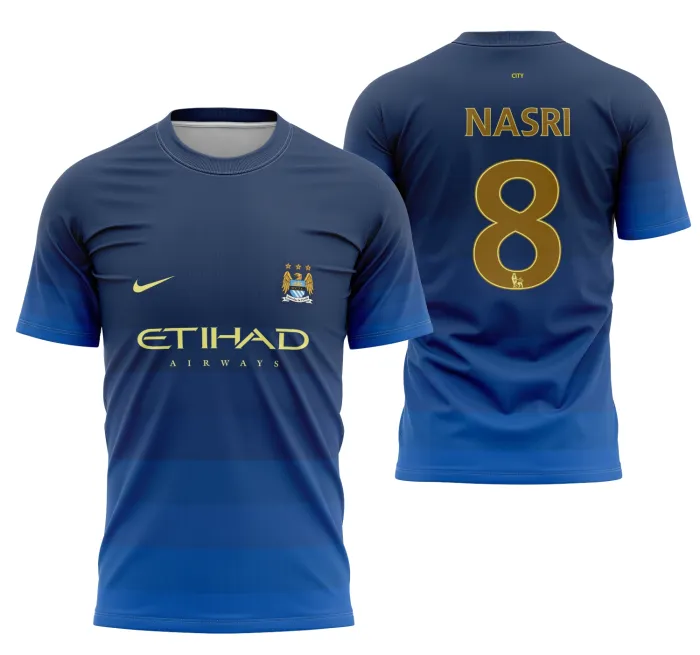 Camiseta unissex branca com logo no peito e estampa grande nas costas do Manchester City Away 2014-2015, estilo retrô, perfeita para fãs do time clássico.