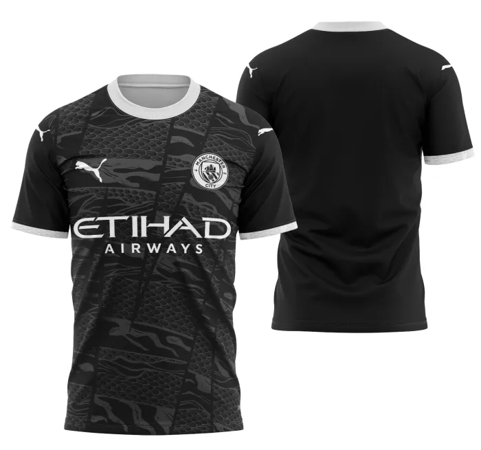 Camiseta unissex preta com logo no peito e estampa grande nas costas, inspirada no conceito do Manchester City 2024, ideal para torcedores modernos e fãs de futebol.