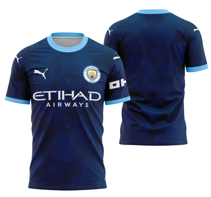 Foto de camiseta unissex preta com logo no peito e estampa grande nas costas do Manchester City Concept 2024 modelo 2, ideal para fãs do time e estilo moderno.