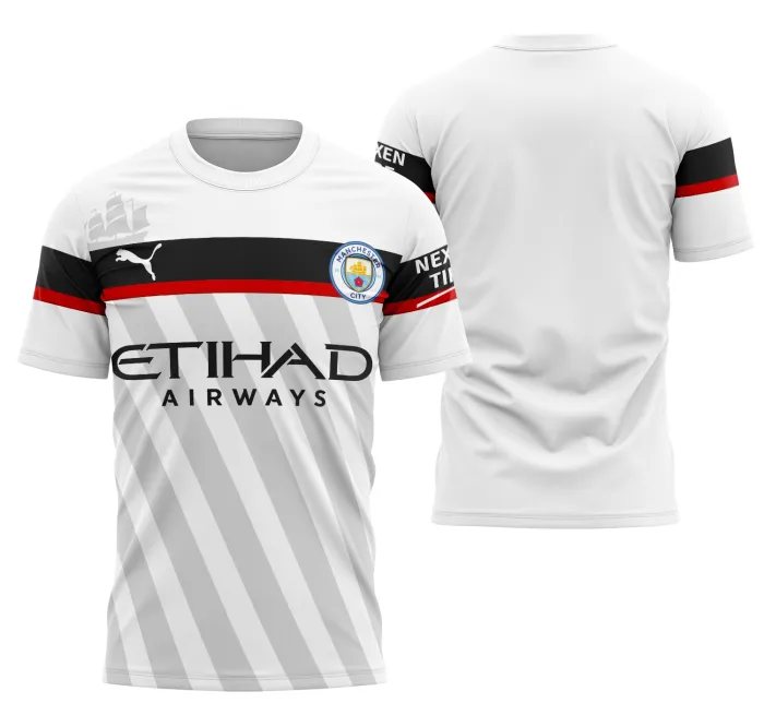Camiseta unissex preta com logo no peito e estampa grande nas costas inspirada no conceito Manchester City, ideal para fãs do futebol e estilo urbano.