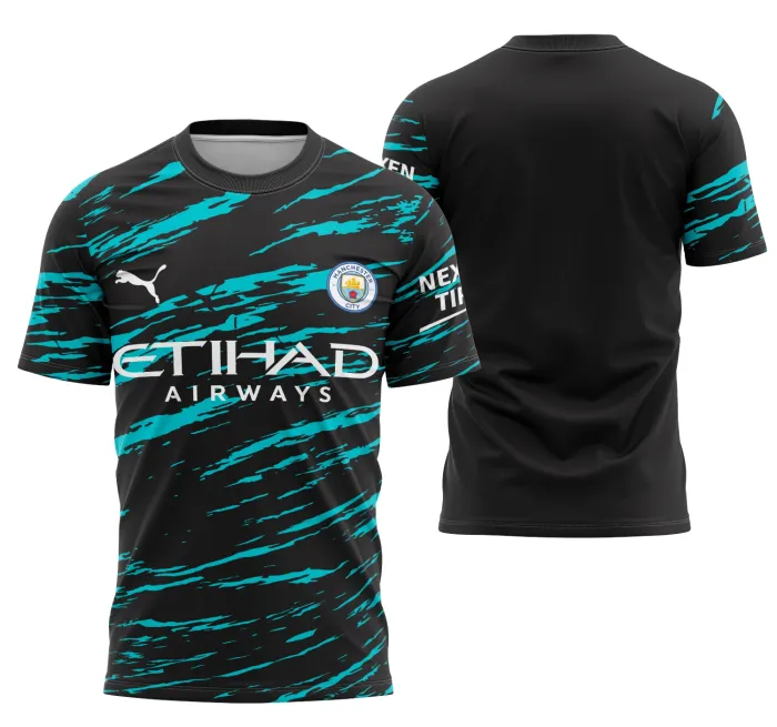 Camiseta unissex preta com logo no peito e estampa grande nas costas inspirada no conceito Manchester City, ideal para fãs que buscam estilo e conforto em roupas esportivas.