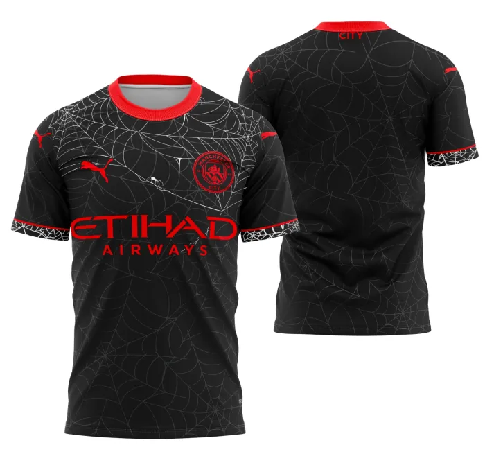Camiseta unissex preta com logo no peito e estampa grande nas costas inspirada no tema Manchester City Halloween Concept 2023, ideal para fãs que buscam estilo único e moderno.