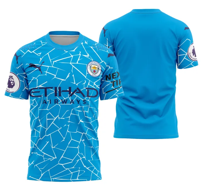 Camisa unissex preta com logo do Manchester City no peito e estampa grande nas costas mostrando o design do time local 2020-2021, perfeita para torcedores que buscam estilo e conforto.