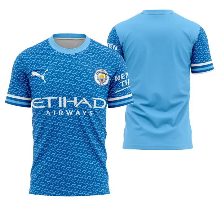 Camiseta unissex branca com logo no peito e estampa grande nas costas inspirada no Manchester City Local 2023 Concept, perfeita para fãs do futebol e estilo moderno.