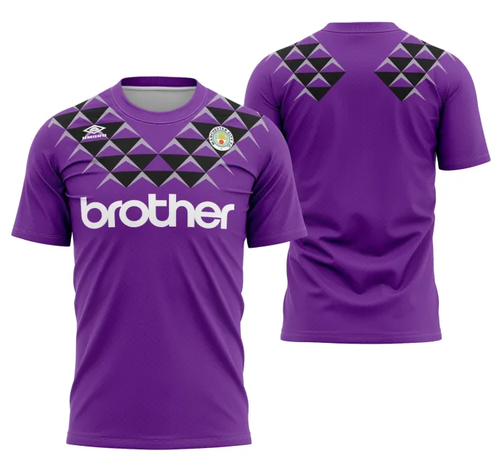 Camiseta unissex branca com logo no peito do Manchester City e estampa grande nas costas do goleiro da temporada 1991-1992, design clássico e detalhado para fãs e colecionadores