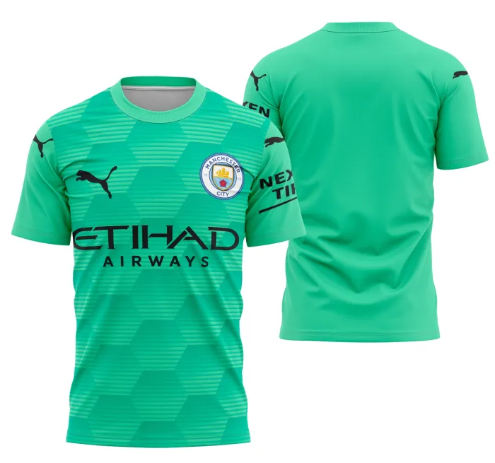 Camiseta unissex preta com logo no peito e estampa grande nas costas, inspirada na Camisa Manchester City Portero 20-21, perfeita para fãs do futebol.