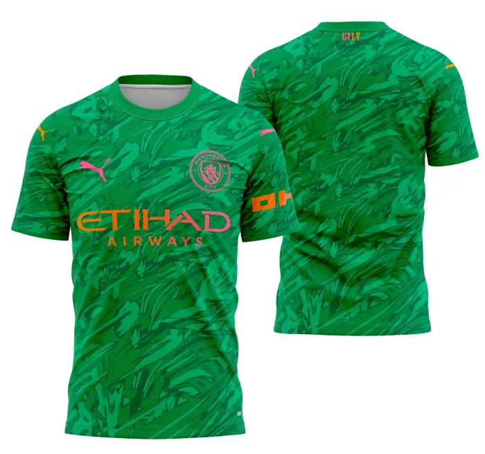 Camiseta unissex com base preta, logo do Manchester City no peito e estampa grande nas costas com design inspirado no goleiro na temporada 2025-2026.