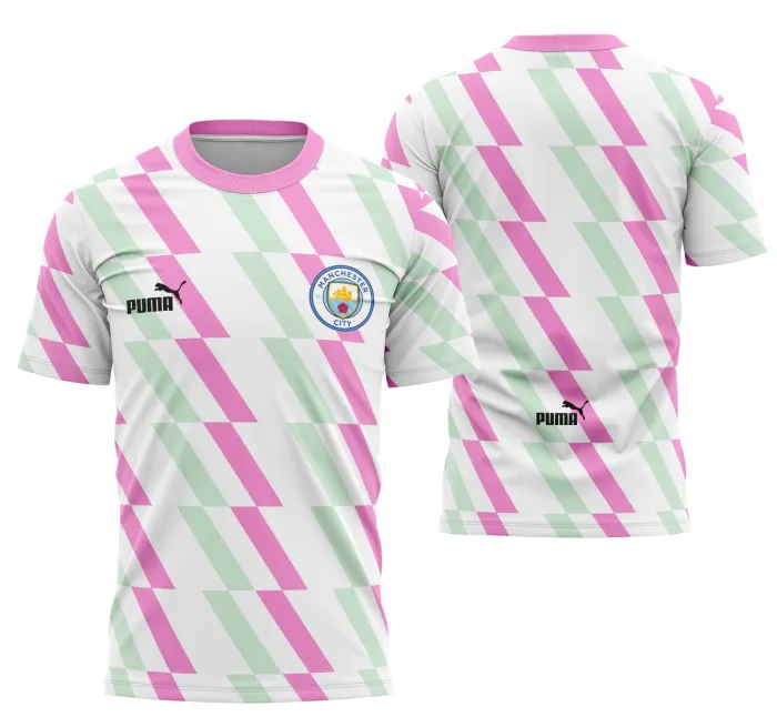 Camiseta unissex preta com logo no peito e estampa grande nas costas inspirada na camisa Manchester City Pre-Match Special 2023, estilo moderno e esportivo para fãs do futebol