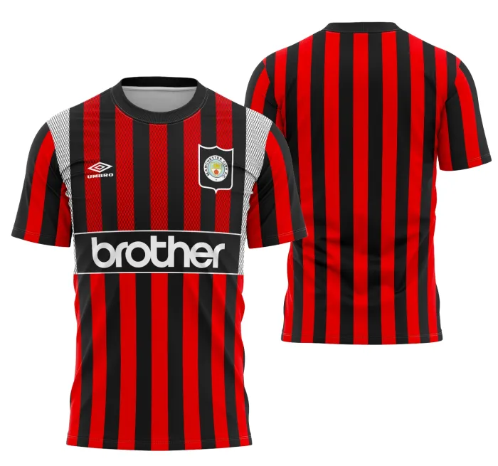 Camiseta unissex preta com logo no peito e estampa grande nas costas da camisa do Manchester City Visita 1995-1996, design clássico e marcante para fãs do futebol inglês.