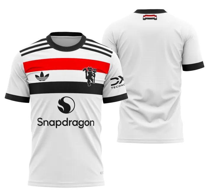 Camiseta unissex preta com logo do Manchester United no peito e estampa grande nas costas do modelo alternativo 2024-2025, perfeita para fãs do time mostrarem paixão com estilo moderno.