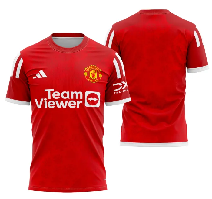 Camiseta unissex preta com logo no peito e estampa grande nas costas, tema Manchester United Christmas Concept 2023, ideal para fãs do time comemorarem o Natal com estilo