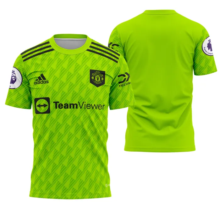 Camiseta unissex preta com logo no peito e estampa grande nas costas inspirada no conceito Manchester United 2023, trazendo design moderno e estilo marcante para fãs do clube.